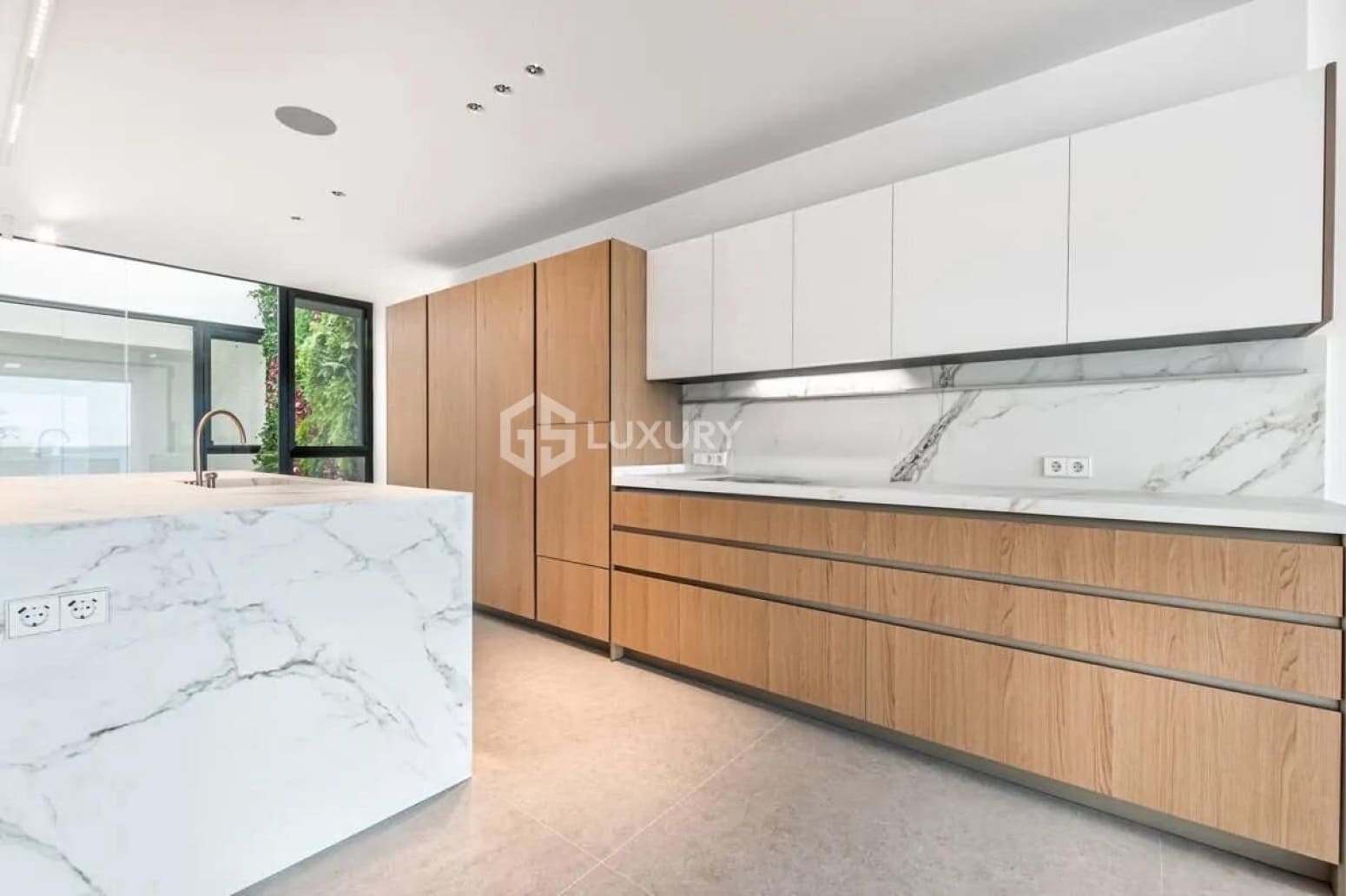 4 chambre Villa/Maison à vendre à Arona avec garage - 2 850 000 € (Ref: 9821301)