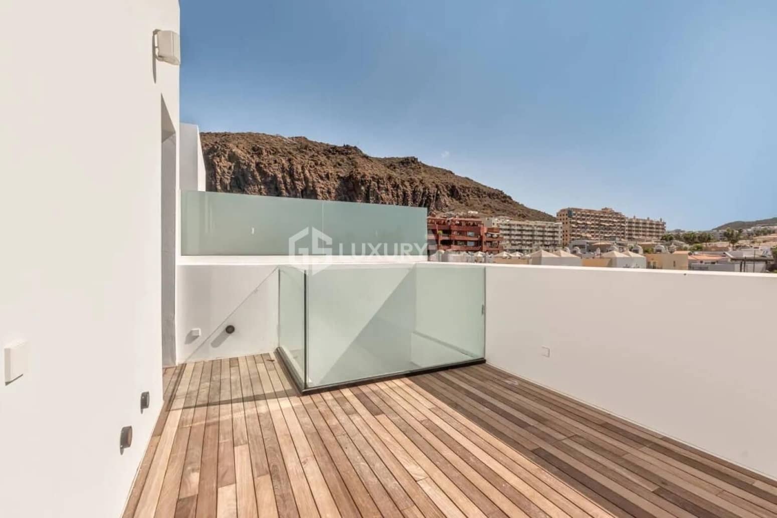 4 chambre Villa/Maison à vendre à Arona avec garage - 2 850 000 € (Ref: 9821301)