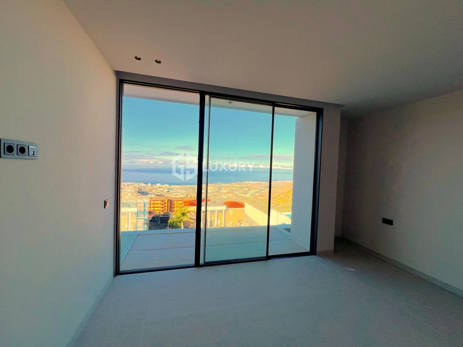 4 slaapkamer Villa te koop in Adeje met garage - € 2.400.000 (Ref: 9821304)