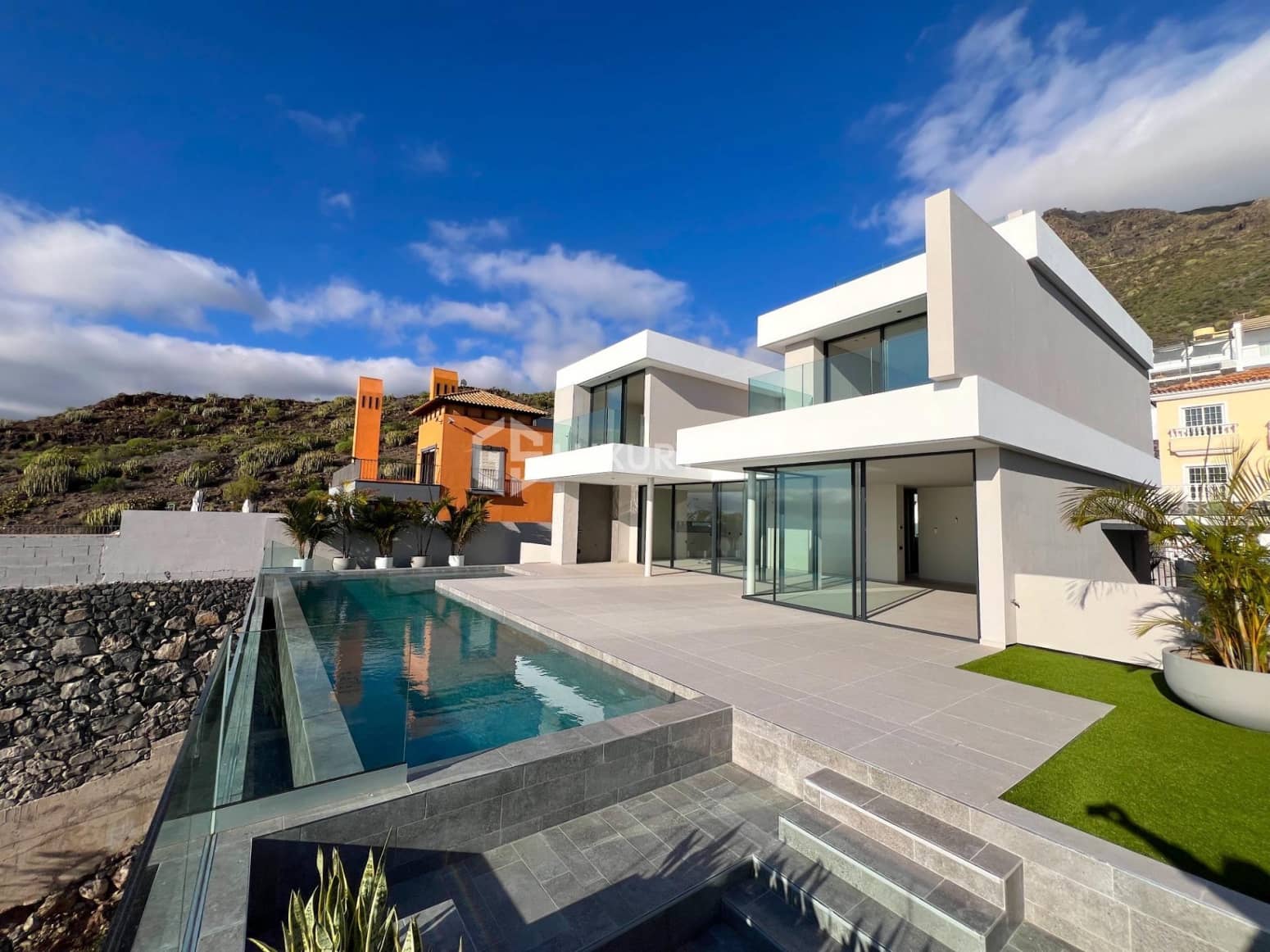 4 slaapkamer Villa te koop in Adeje met garage - € 2.400.000 (Ref: 9821304)