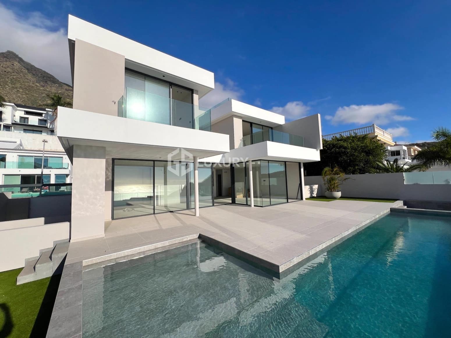 4 slaapkamer Villa te koop in Adeje met garage - € 2.400.000 (Ref: 9821304)