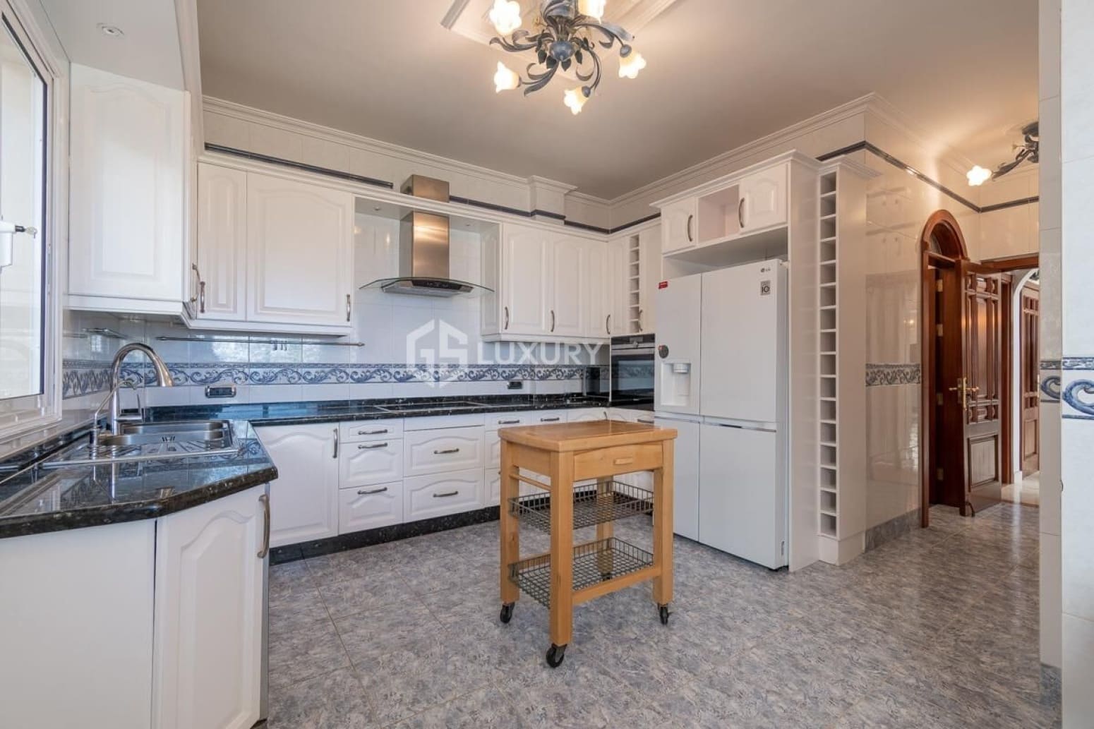 5 slaapkamer Villa te koop in Adeje met garage - € 2.600.000 (Ref: 9821308)