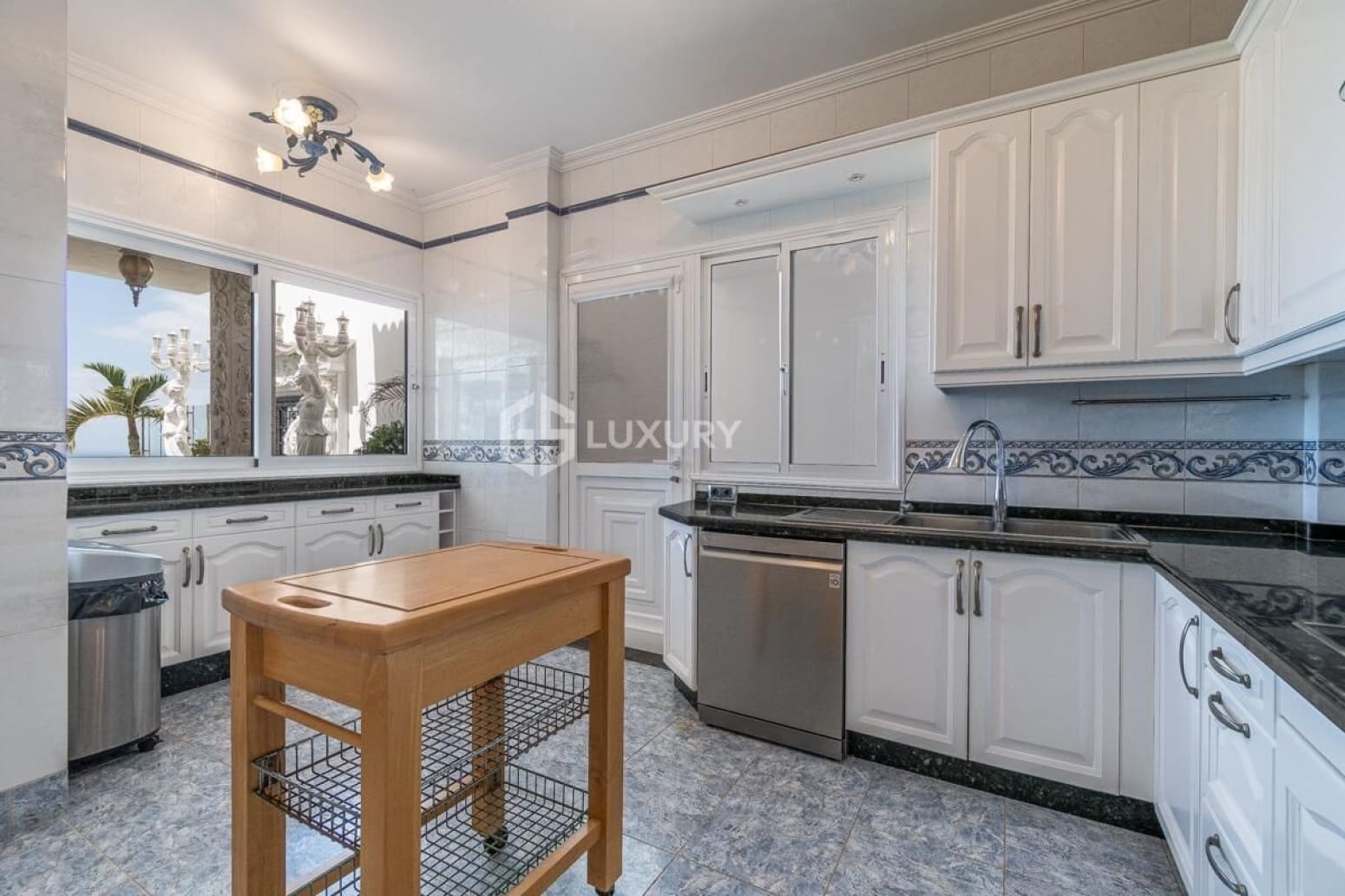 5 slaapkamer Villa te koop in Adeje met garage - € 2.600.000 (Ref: 9821308)
