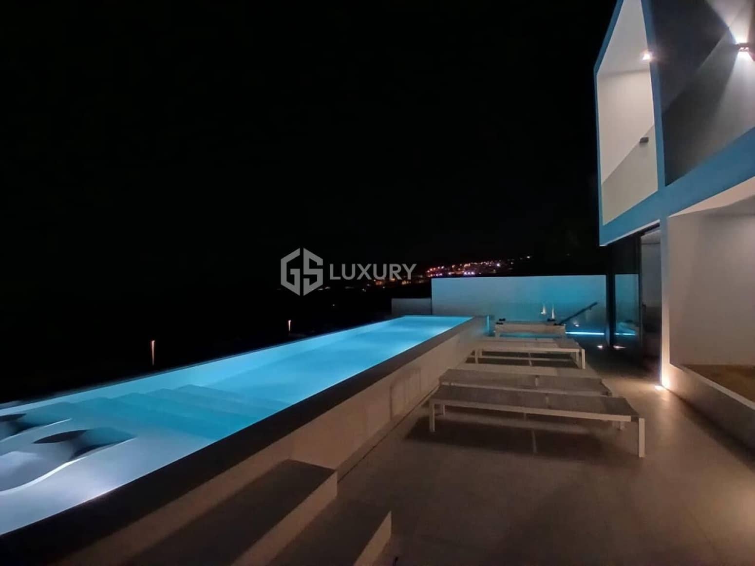 3 bedroom Villa for sale in Santa Cruz de Tenerife with garage - € 1,275,000 (Ref: 9821309)