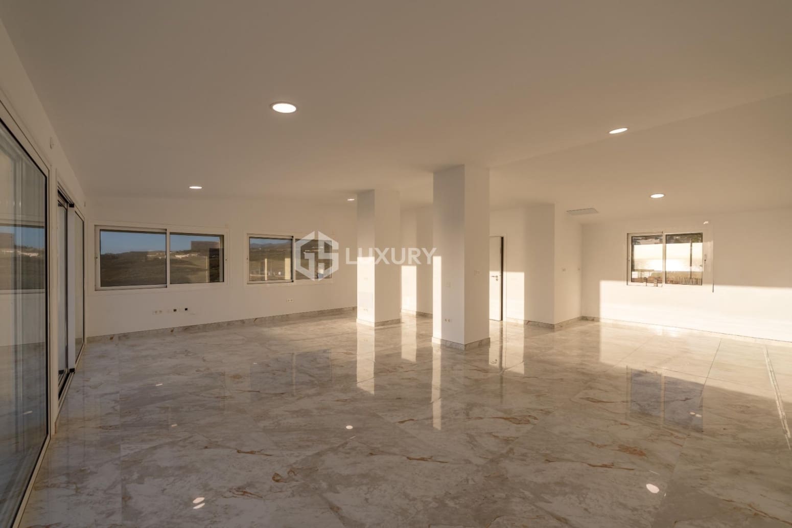 3 slaapkamer Flat te koop in Adeje met garage - € 1.350.000 (Ref: 9821311)