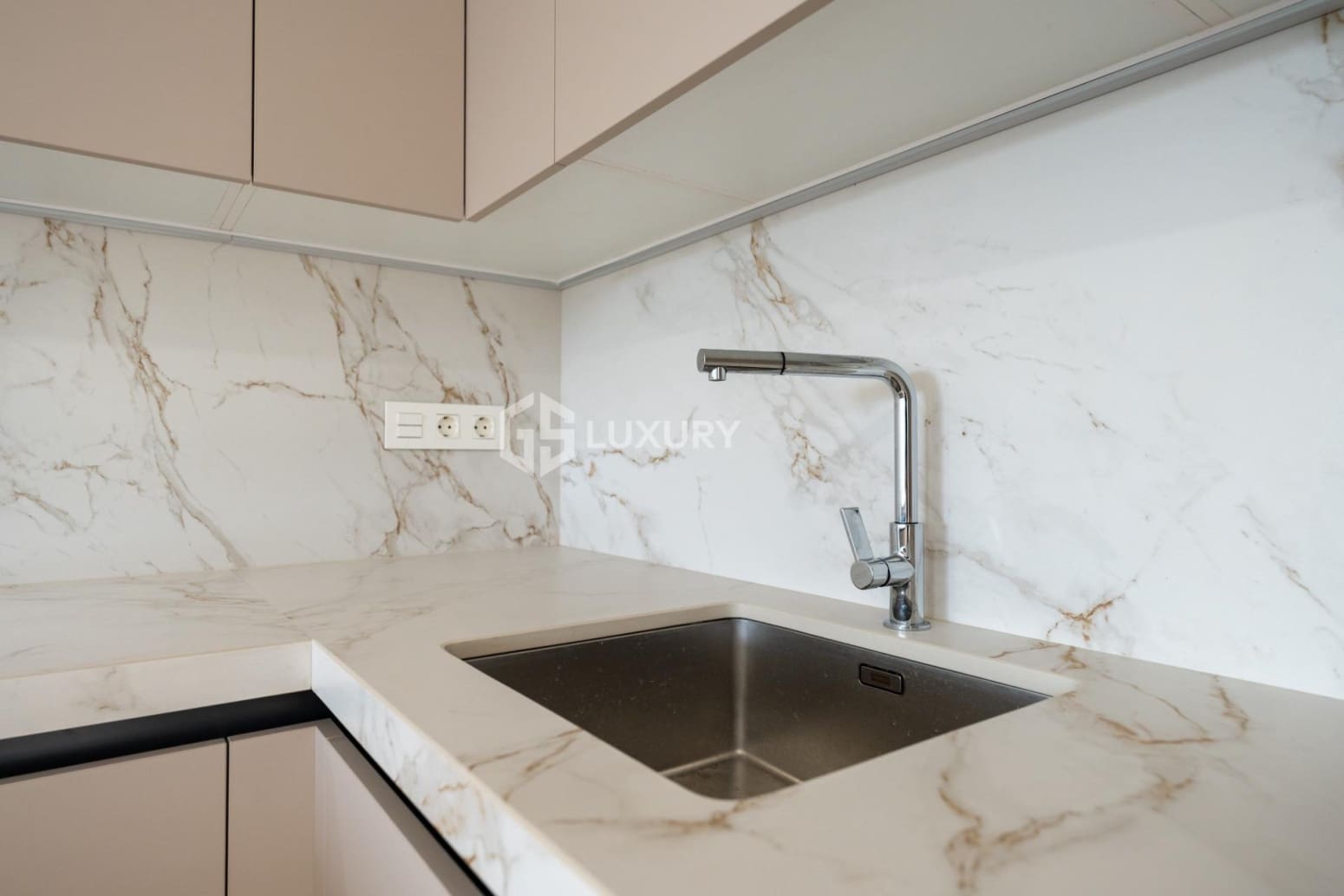 3 slaapkamer Flat te koop in Adeje met garage - € 1.350.000 (Ref: 9821311)