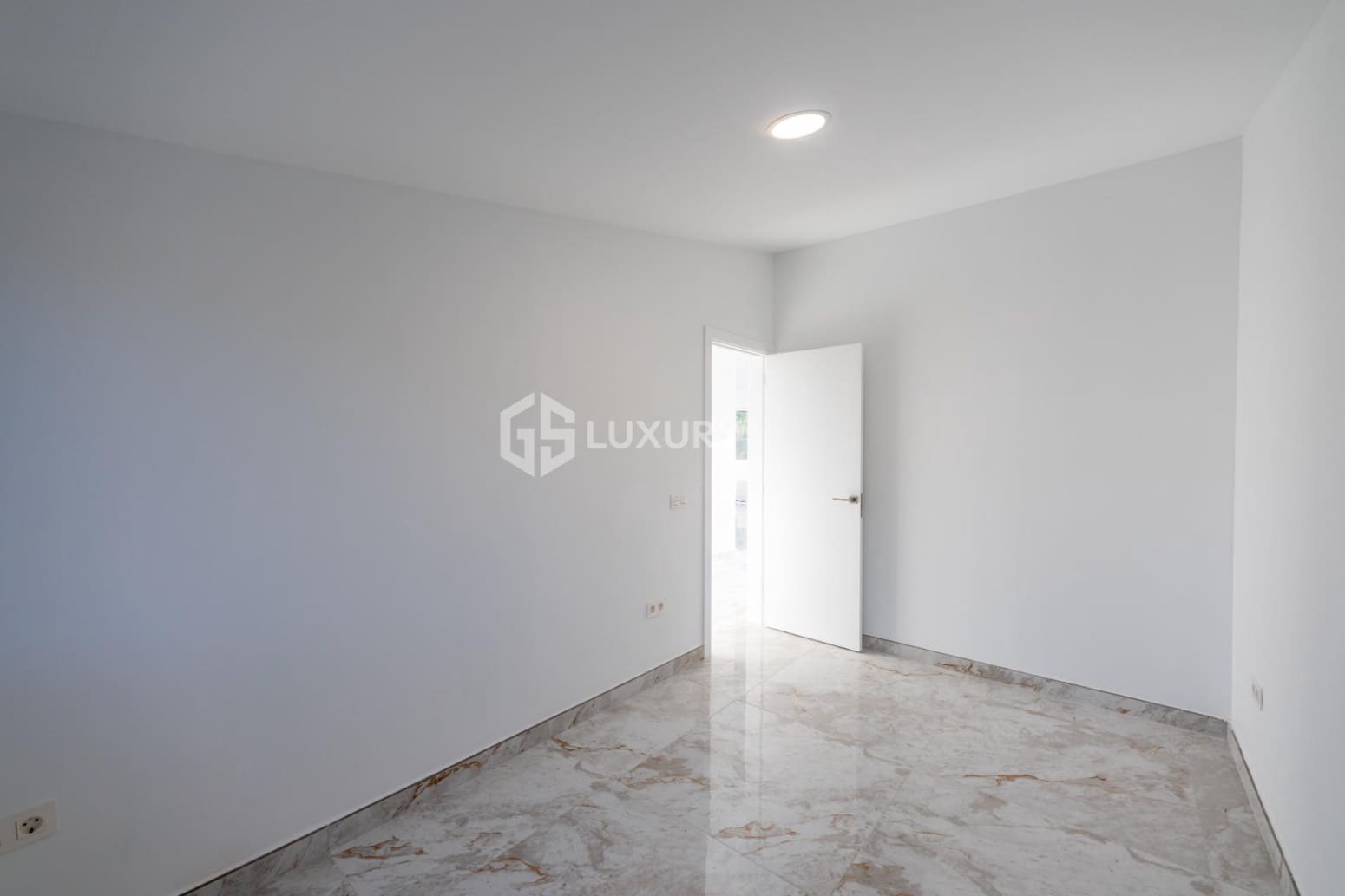 3 slaapkamer Flat te koop in Adeje met garage - € 1.350.000 (Ref: 9821311)