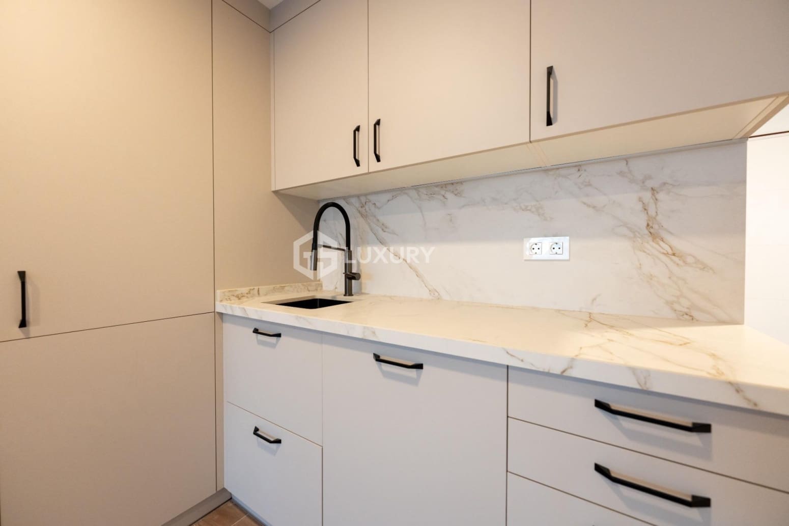3 slaapkamer Flat te koop in Adeje met garage - € 1.350.000 (Ref: 9821311)