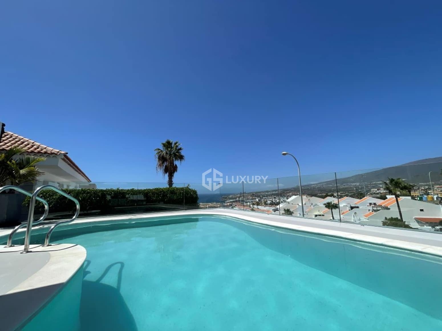 Chalet de 3 habitaciones en Adeje en venta con piscina garaje - 1.795.000 € (Ref: 9827720)