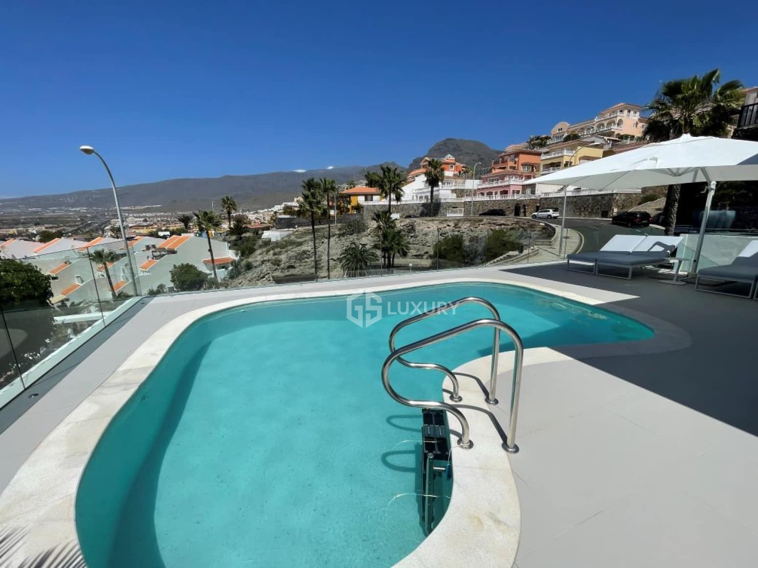 Chalet de 3 habitaciones en Adeje en venta con piscina garaje - 1.795.000 € (Ref: 9827720)