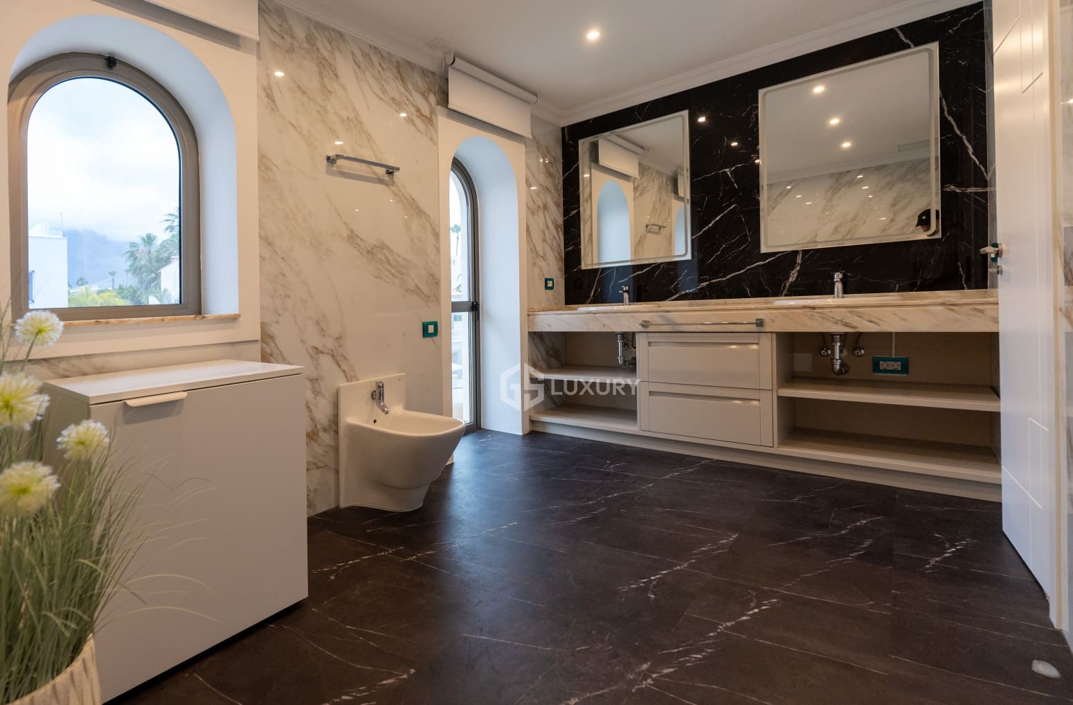 4 sypialnia Willa na sprzedaż w Adeje z basenem garażem - 3 500 000 € (Ref: 9834131)
