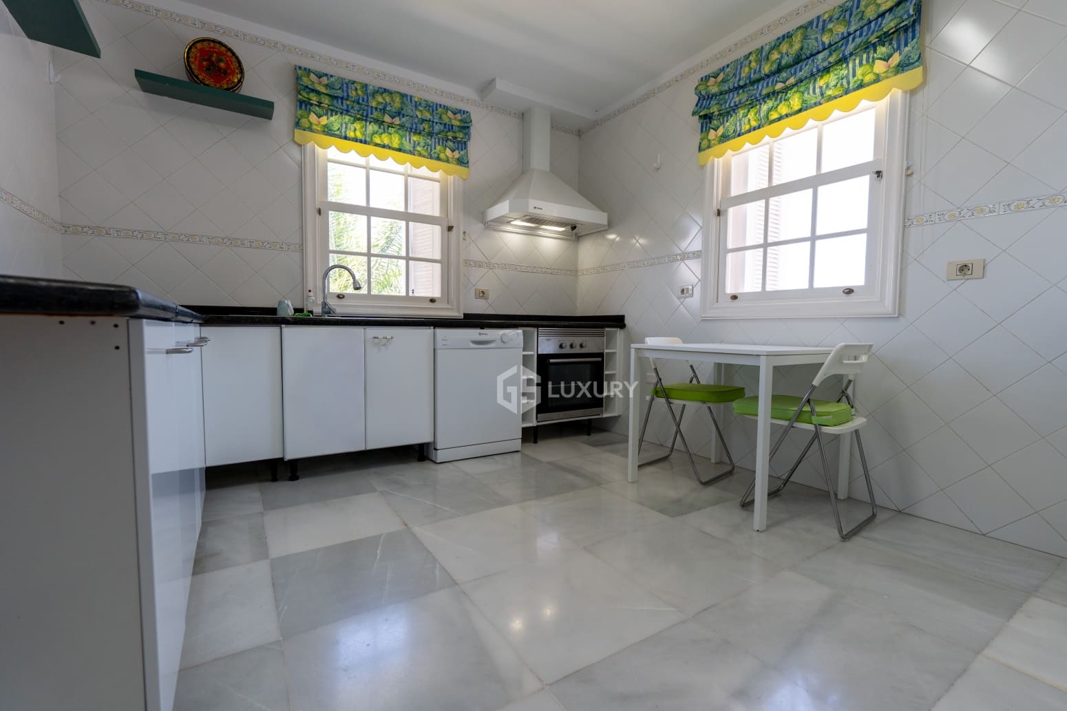 4 bedroom Villa for rent in La Orotava with pool garage - € 3,500 (Ref: 9854474)