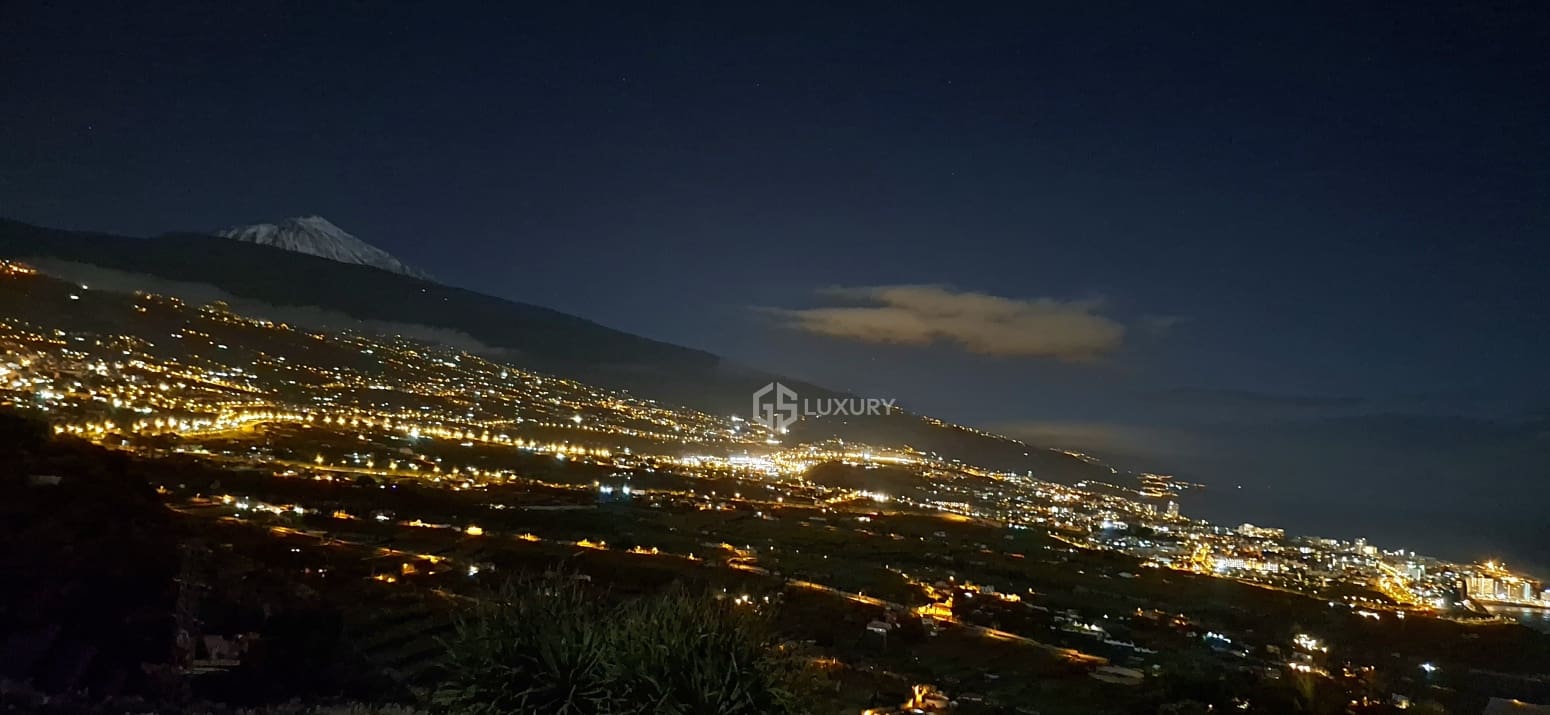 4 bedroom Villa for rent in La Orotava with pool garage - € 3,500 (Ref: 9854474)