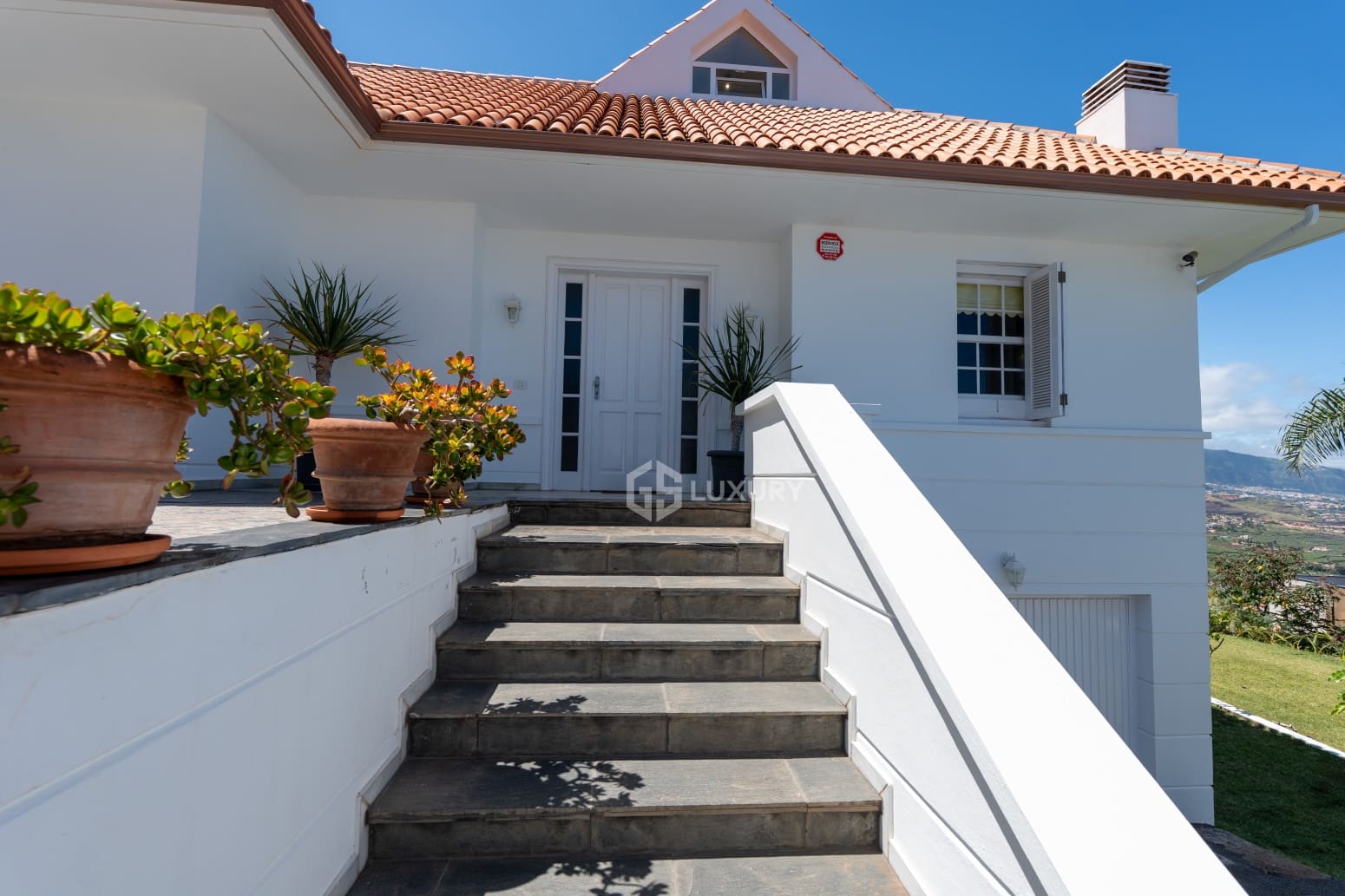 4 bedroom Villa for rent in La Orotava with pool garage - € 3,500 (Ref: 9854474)