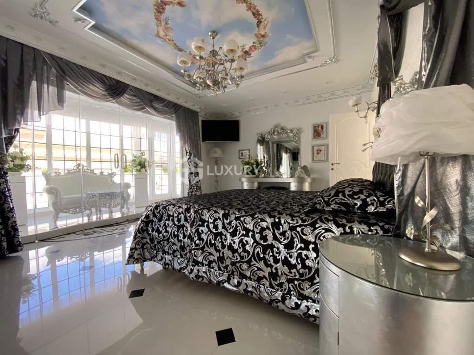6 slaapkamer Villa te koop in Adeje met garage - € 4.500.000 (Ref: 9858579)