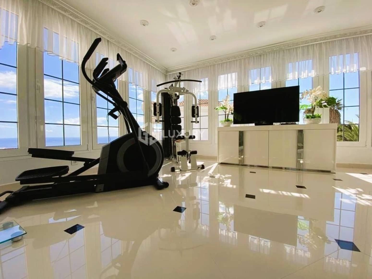 6 slaapkamer Villa te koop in Adeje met garage - € 4.500.000 (Ref: 9858579)