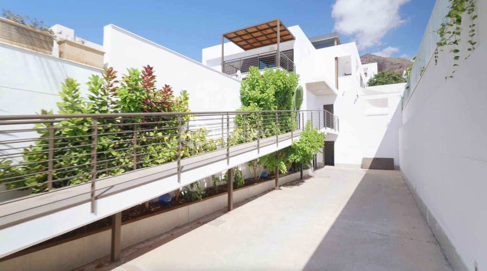 5 bedroom Villa for sale in Adeje with garage - € 2,625,000 (Ref: 9867727)