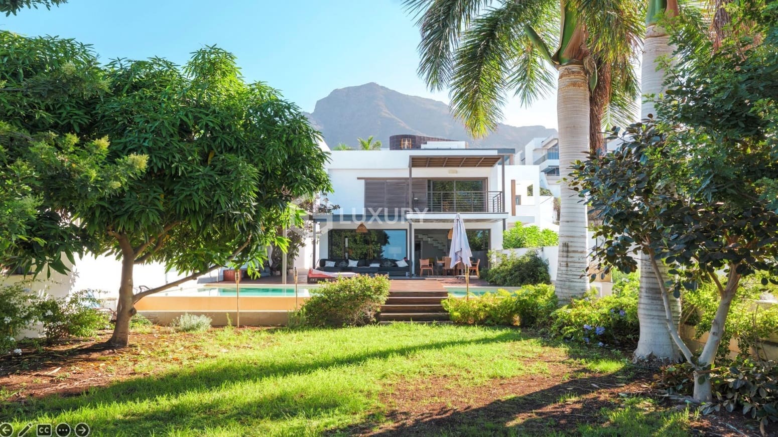 5 bedroom Villa for sale in Adeje with garage - € 2,625,000 (Ref: 9867727)