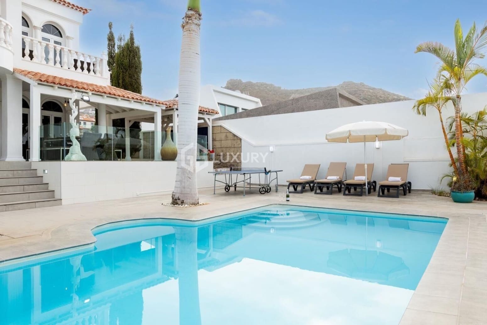 4 bedroom Villa for sale in Adeje with garage - € 2,150,000 (Ref: 9867728)