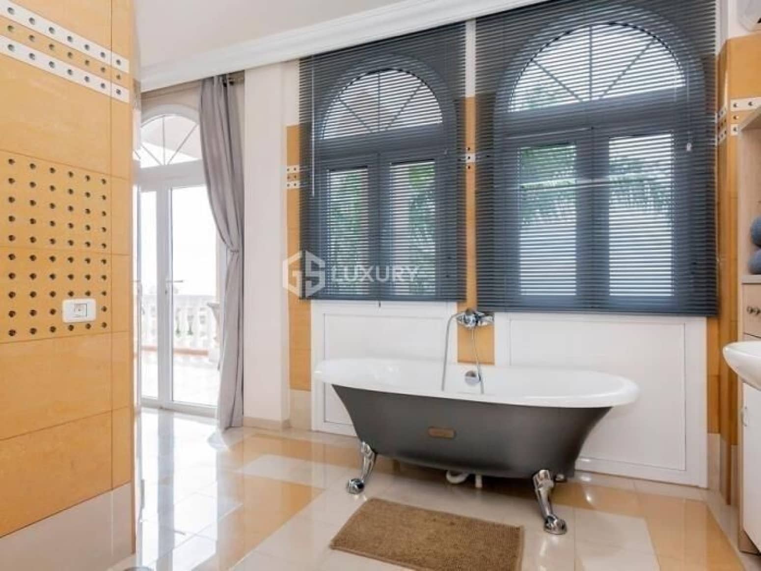 4 bedroom Villa for sale in Adeje with garage - € 2,150,000 (Ref: 9867728)