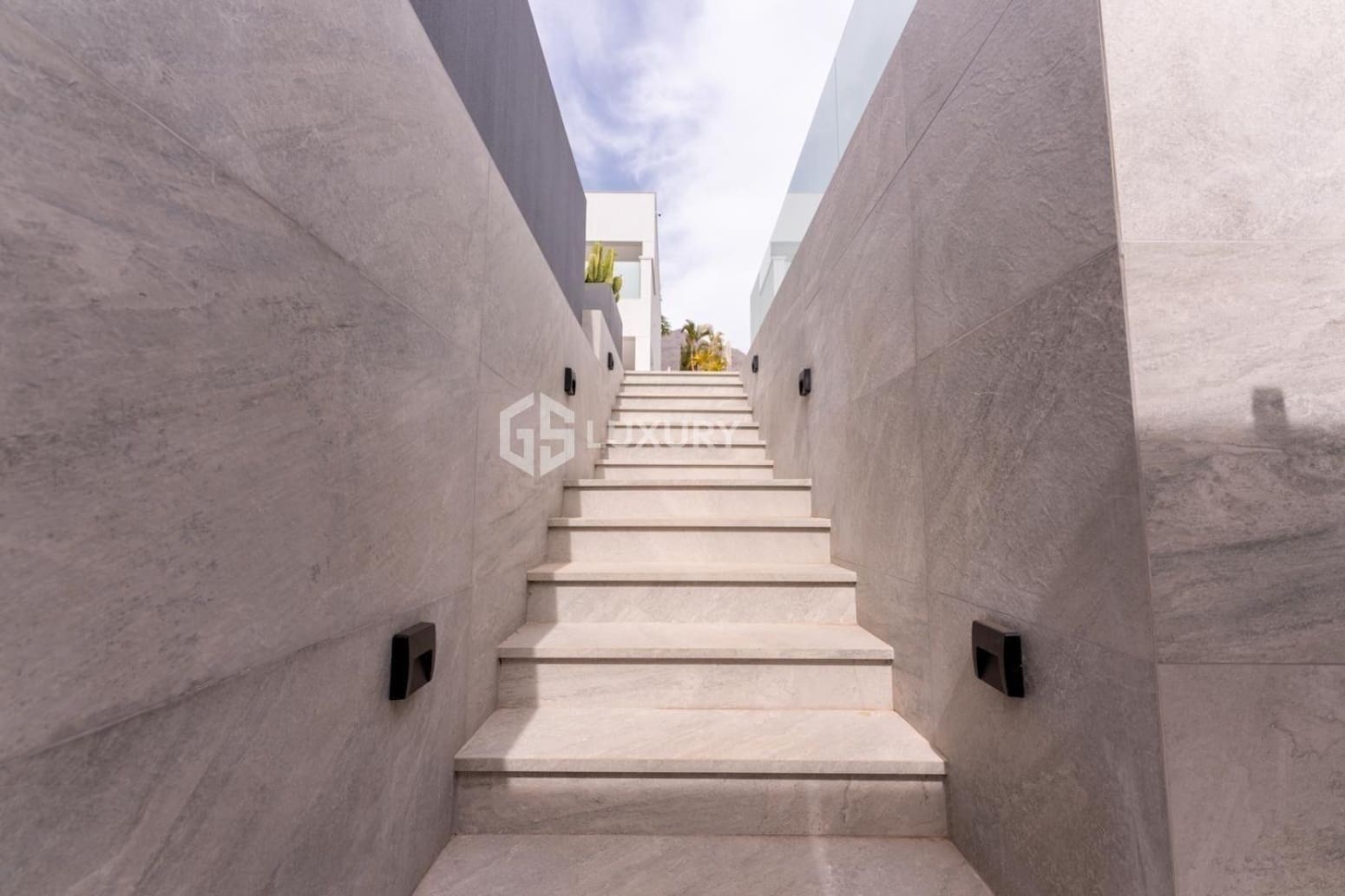4 bedroom Villa for sale in Adeje with garage - € 1,800,000 (Ref: 9867729)