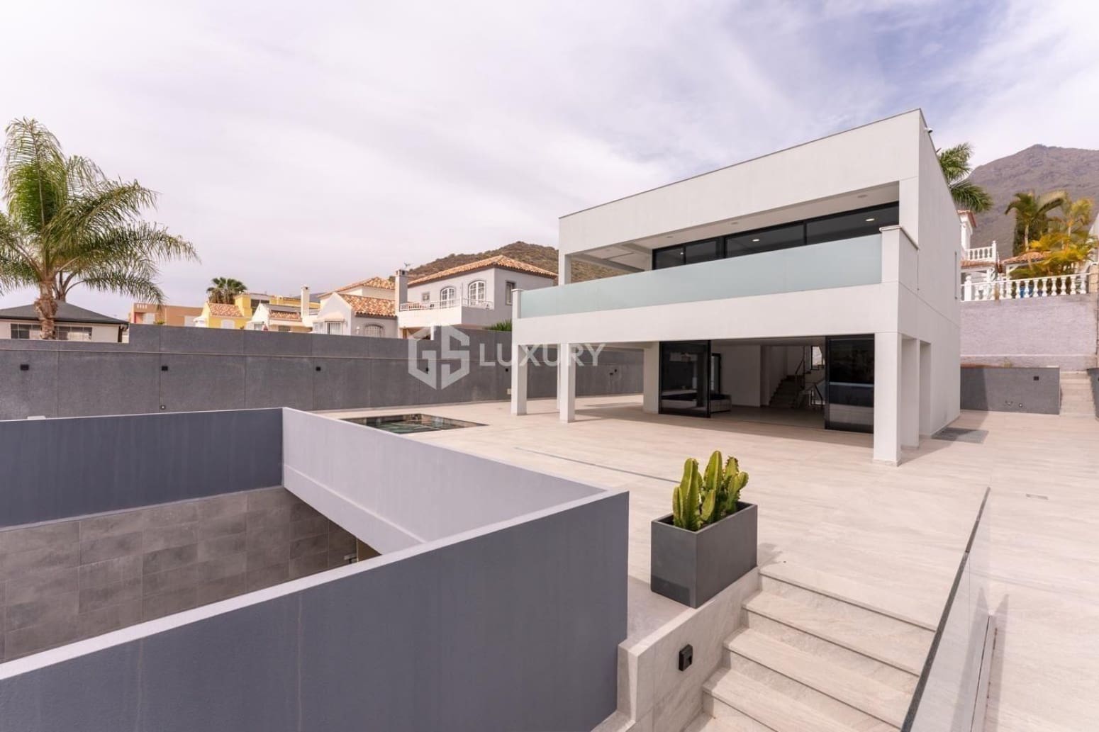 4 bedroom Villa for sale in Adeje with garage - € 1,800,000 (Ref: 9867729)