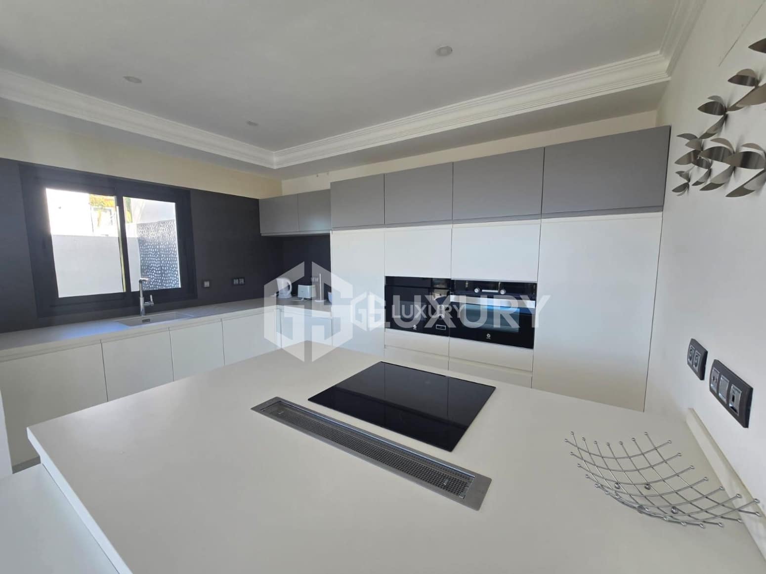 3 bedroom Villa for sale in Adeje with pool garage - € 1,480,000 (Ref: 9867731)