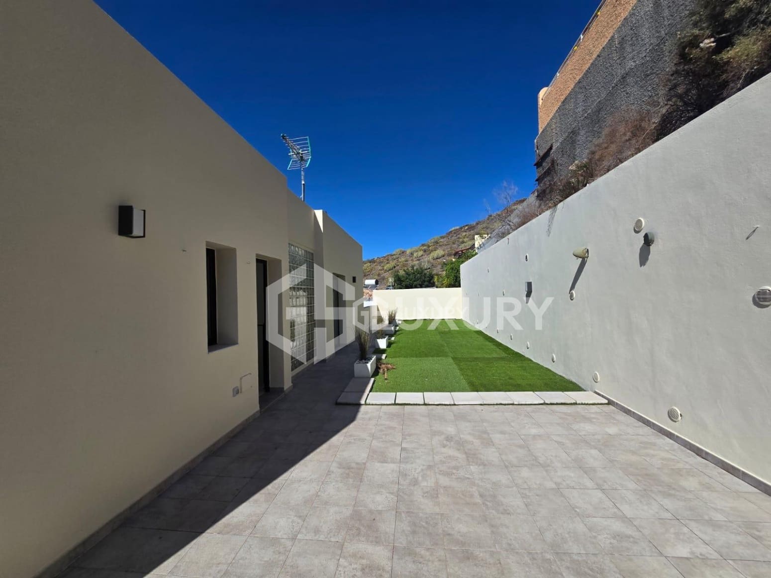 3 bedroom Villa for sale in Adeje with pool garage - € 1,480,000 (Ref: 9867731)