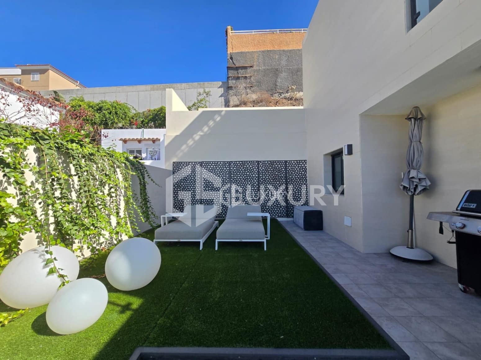 3 bedroom Villa for sale in Adeje with pool garage - € 1,480,000 (Ref: 9867731)