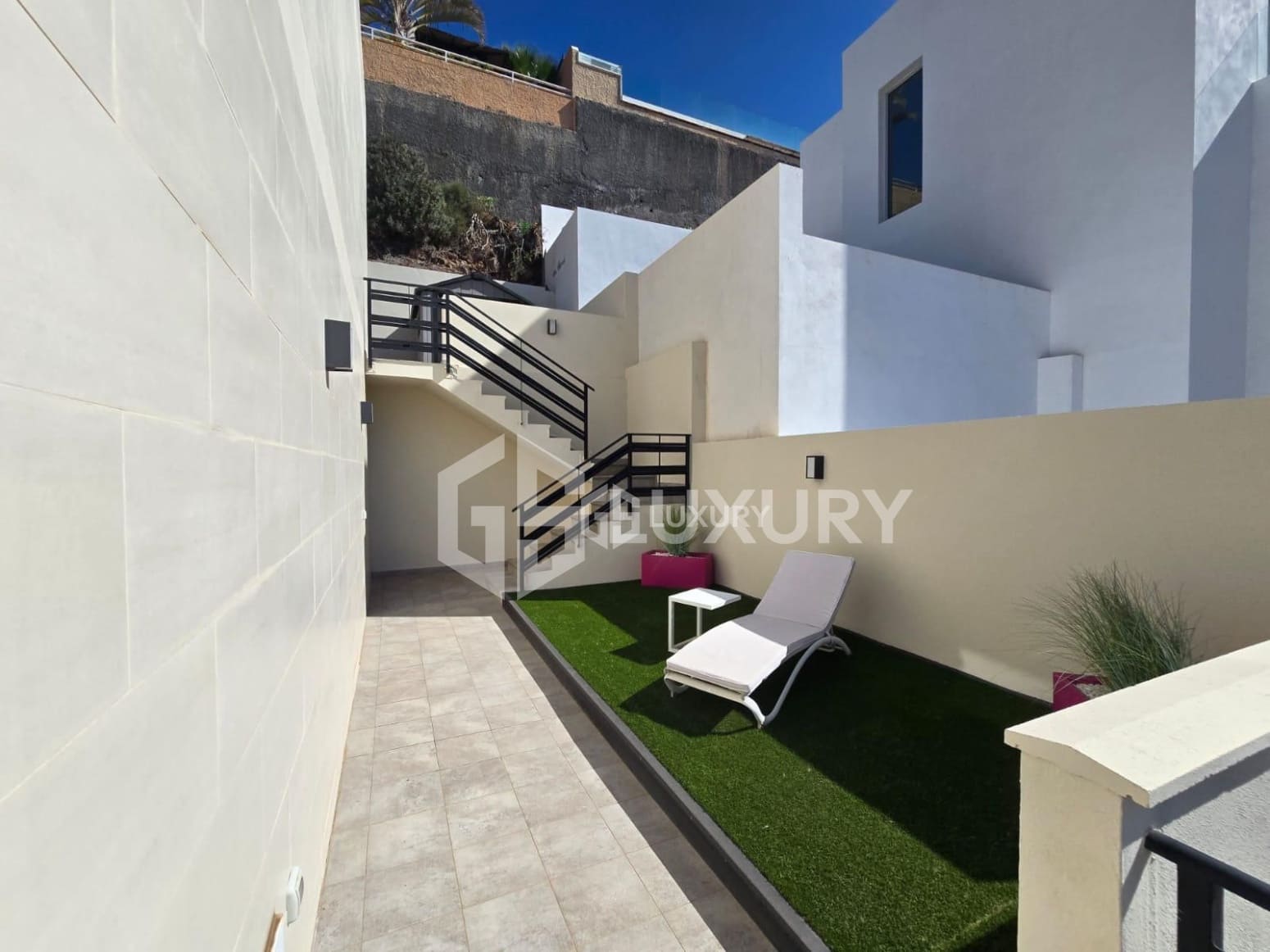 3 bedroom Villa for sale in Adeje with pool garage - € 1,480,000 (Ref: 9867731)