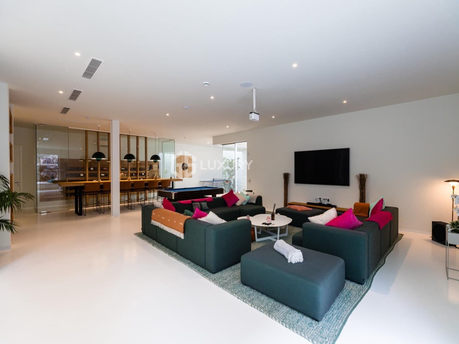 6 bedroom Villa for sale in Guia de Isora with garage - € 8,500,000 (Ref: 9867733)