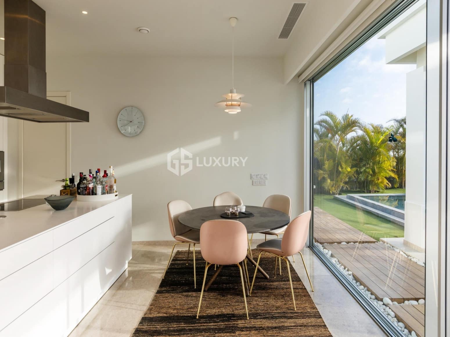6 bedroom Villa for sale in Guia de Isora with garage - € 8,500,000 (Ref: 9867733)