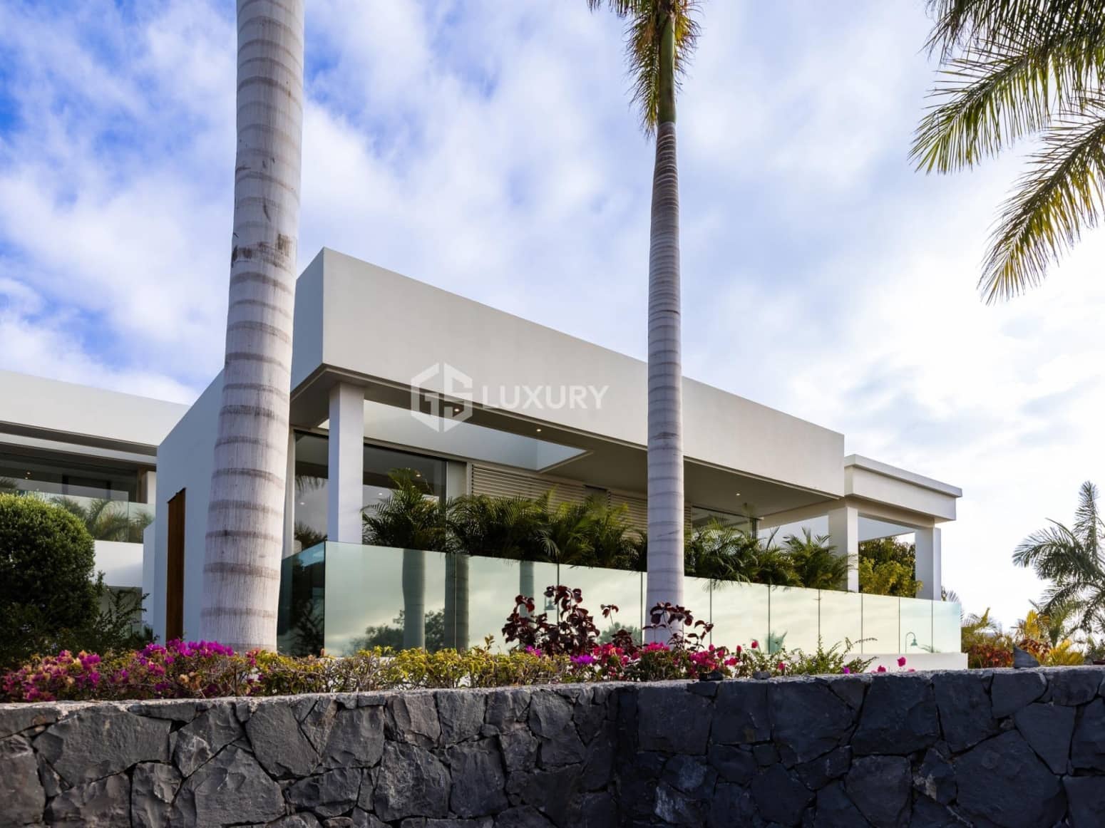 6 bedroom Villa for sale in Guia de Isora with garage - € 8,500,000 (Ref: 9867733)