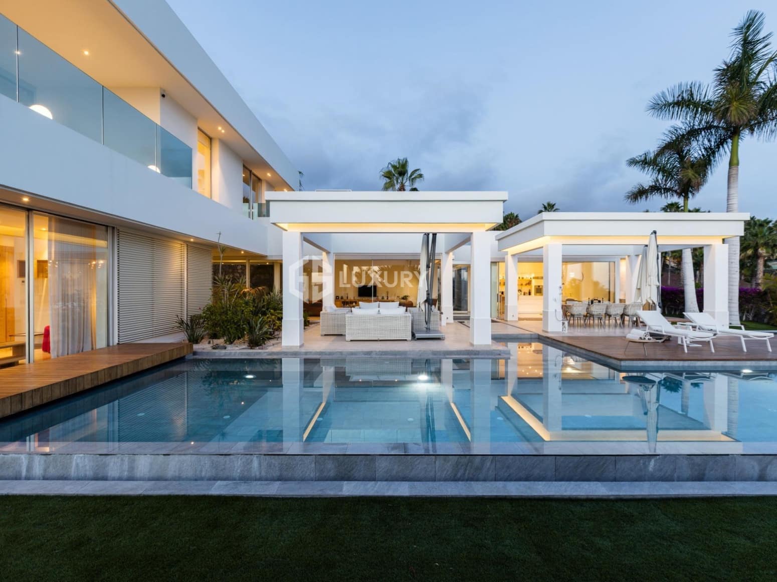 6 bedroom Villa for sale in Guia de Isora with garage - € 8,500,000 (Ref: 9867733)