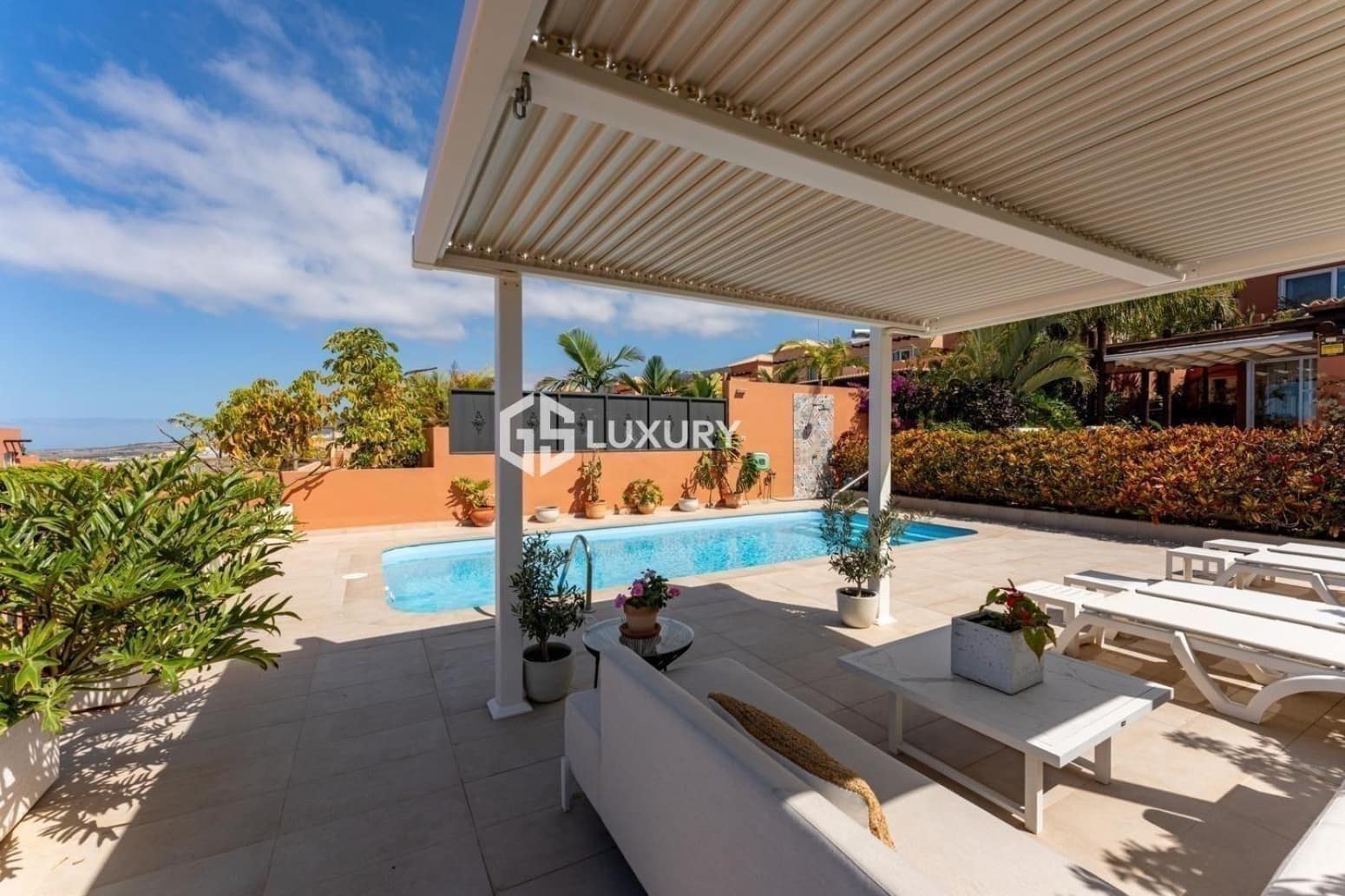 4 bedroom Villa for sale in Adeje with garage - € 1,750,000 (Ref: 9867735)
