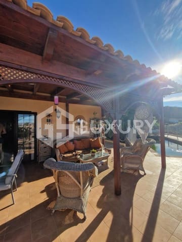 8 Zimmer Villa zu verkaufen in Guía de Isora mit Pool Garage - 960.000 € (Ref: 9893156)