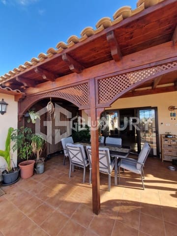 8 Zimmer Villa zu verkaufen in Guía de Isora mit Pool Garage - 960.000 € (Ref: 9893156)