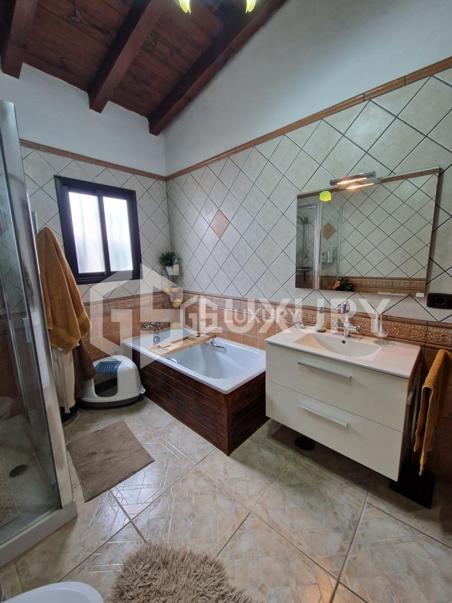 8 Zimmer Villa zu verkaufen in Guia de Isora mit Pool Garage - 960.000 € (Ref: 9893156)