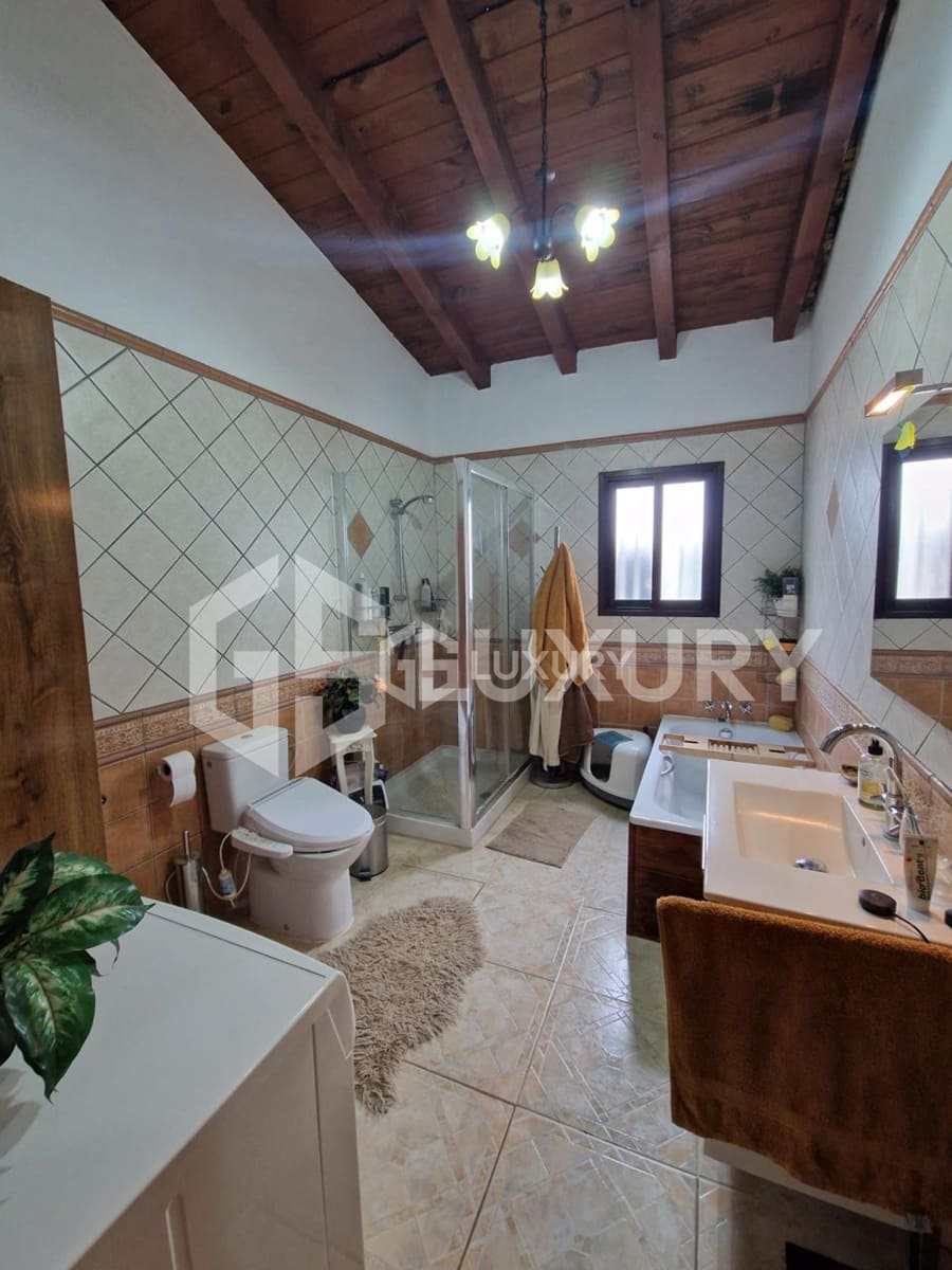 8 Zimmer Villa zu verkaufen in Guia de Isora mit Pool Garage - 960.000 € (Ref: 9893156)