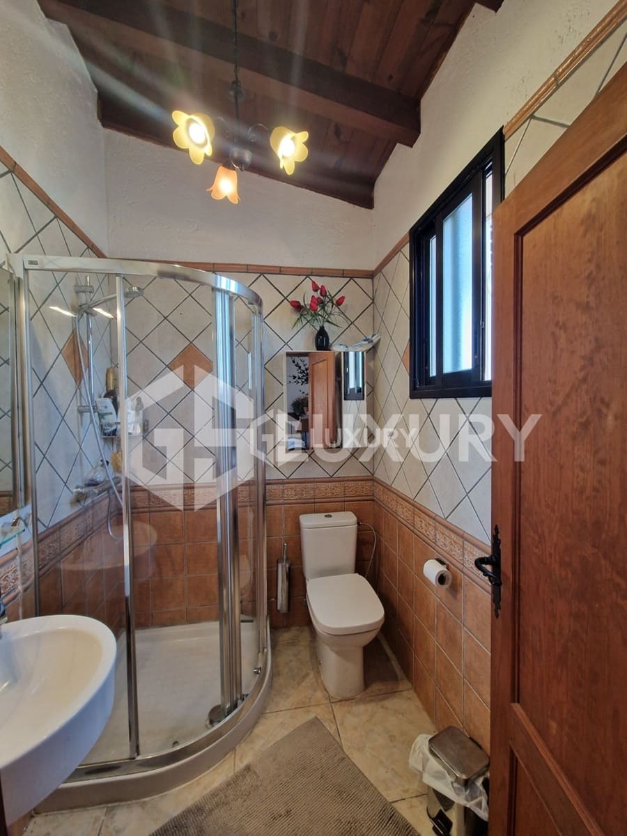 8 Zimmer Villa zu verkaufen in Guia de Isora mit Pool Garage - 960.000 € (Ref: 9893156)