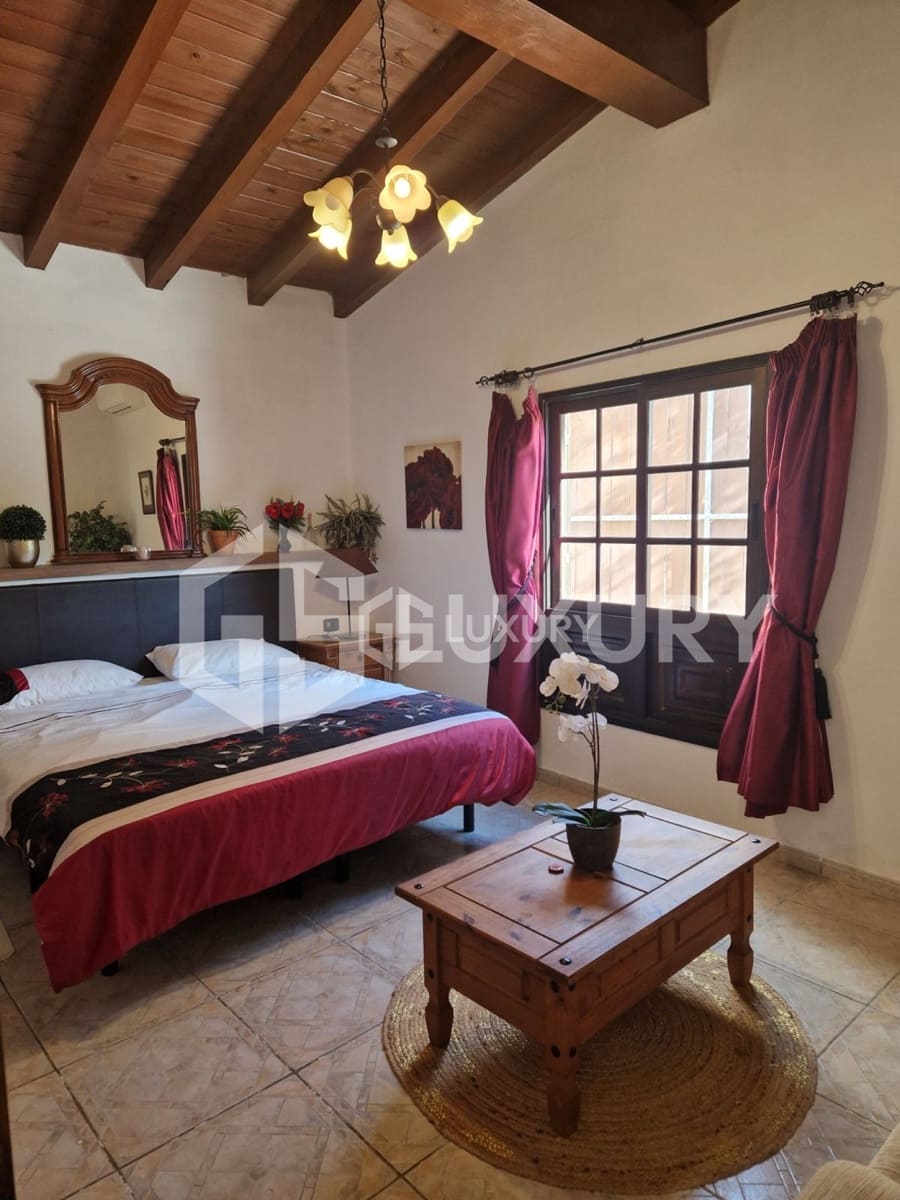 8 Zimmer Villa zu verkaufen in Guia de Isora mit Pool Garage - 960.000 € (Ref: 9893156)