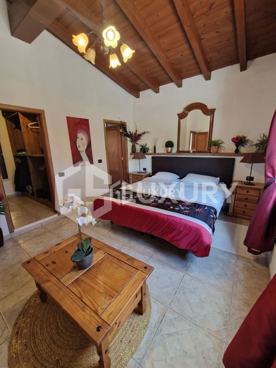 8 Zimmer Villa zu verkaufen in Guia de Isora mit Pool Garage - 960.000 € (Ref: 9893156)