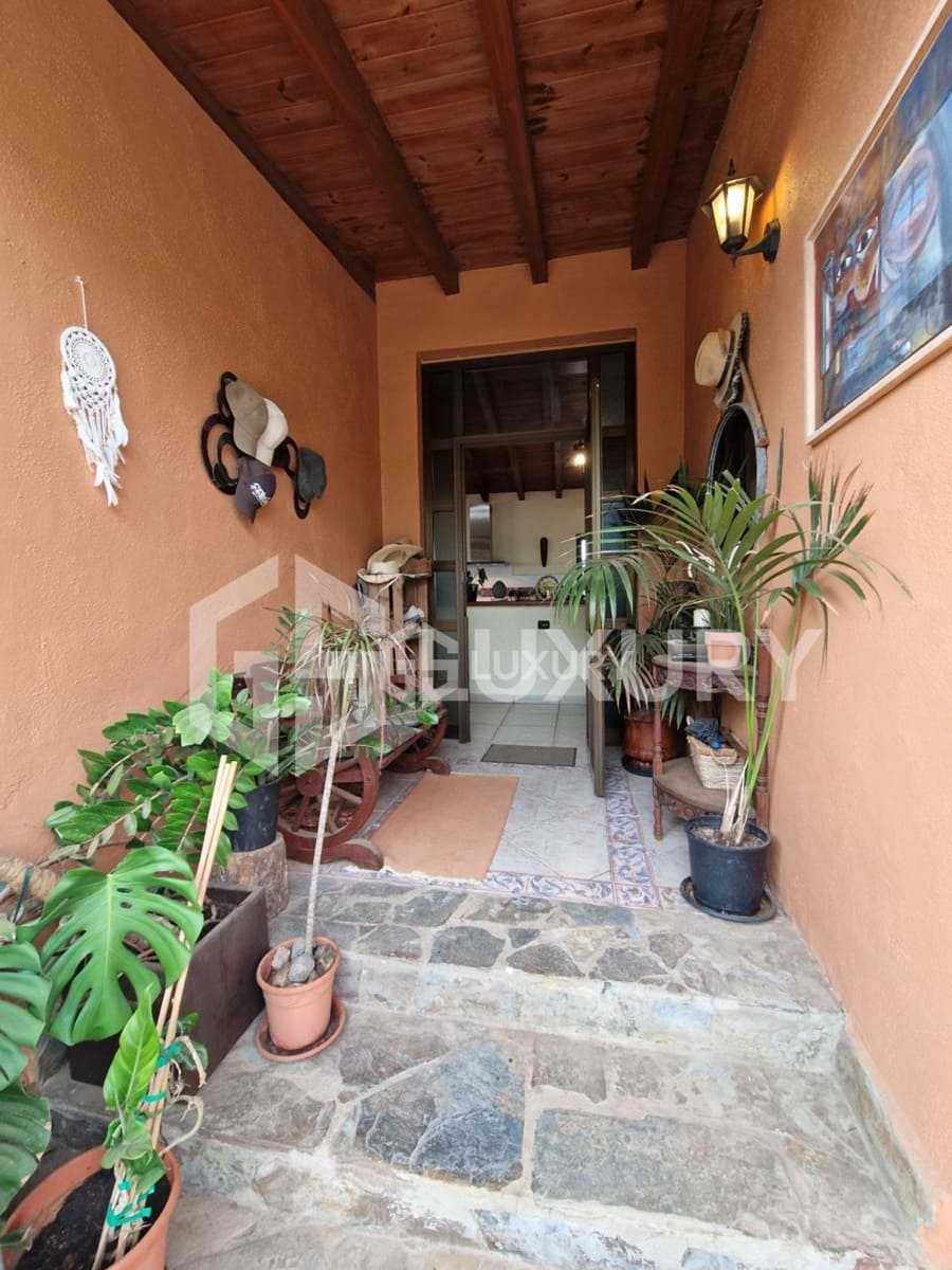 8 Zimmer Villa zu verkaufen in Guia de Isora mit Pool Garage - 960.000 € (Ref: 9893156)