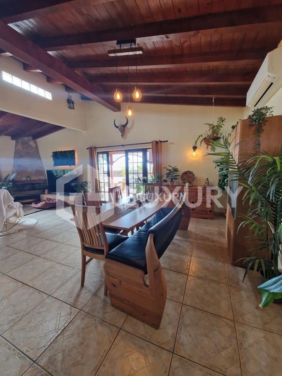 8 Zimmer Villa zu verkaufen in Guia de Isora mit Pool Garage - 960.000 € (Ref: 9893156)