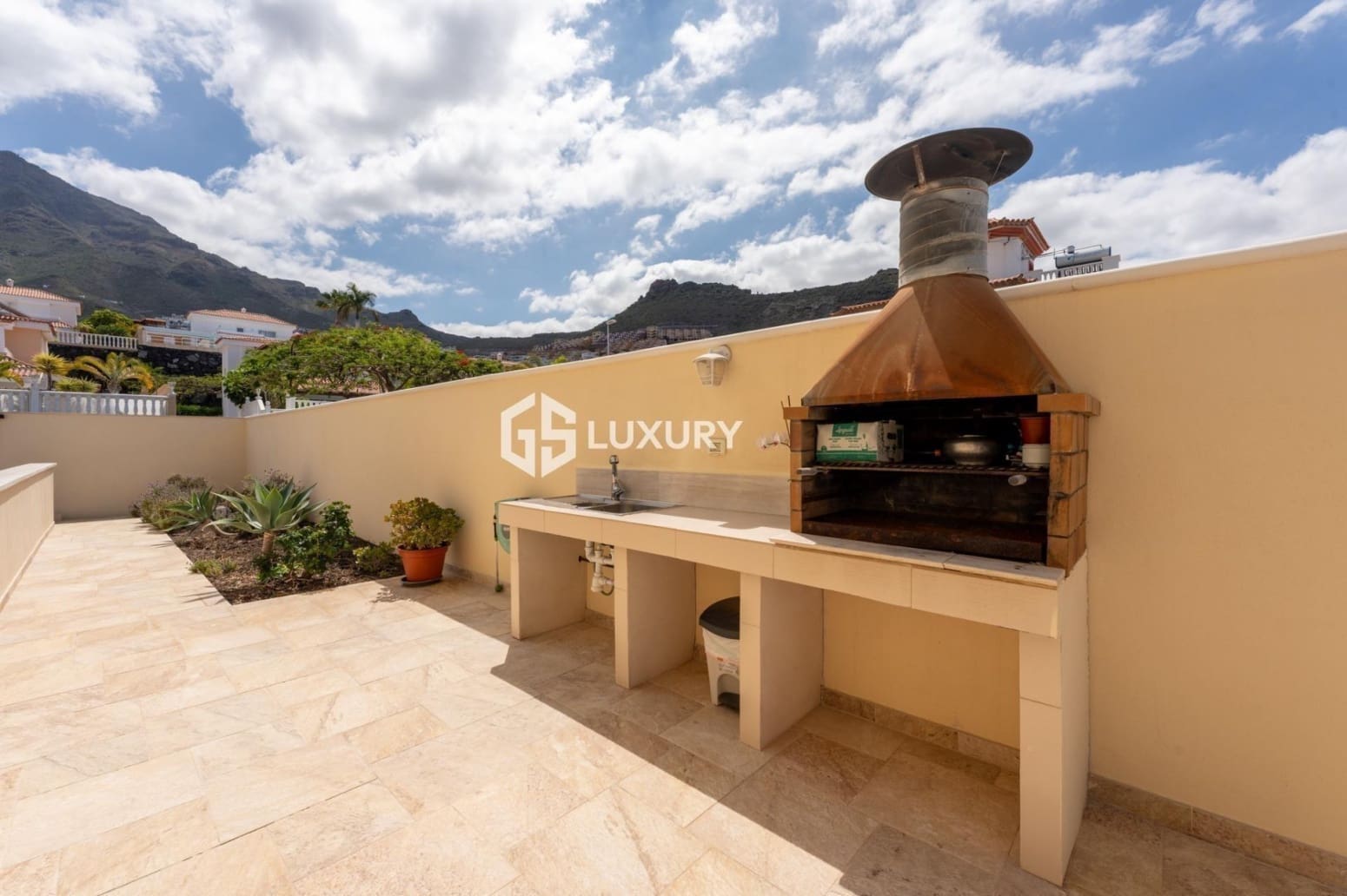 Chalet de 3 habitaciones en Adeje en venta con garaje - 1.600.000 € (Ref: 9909688)