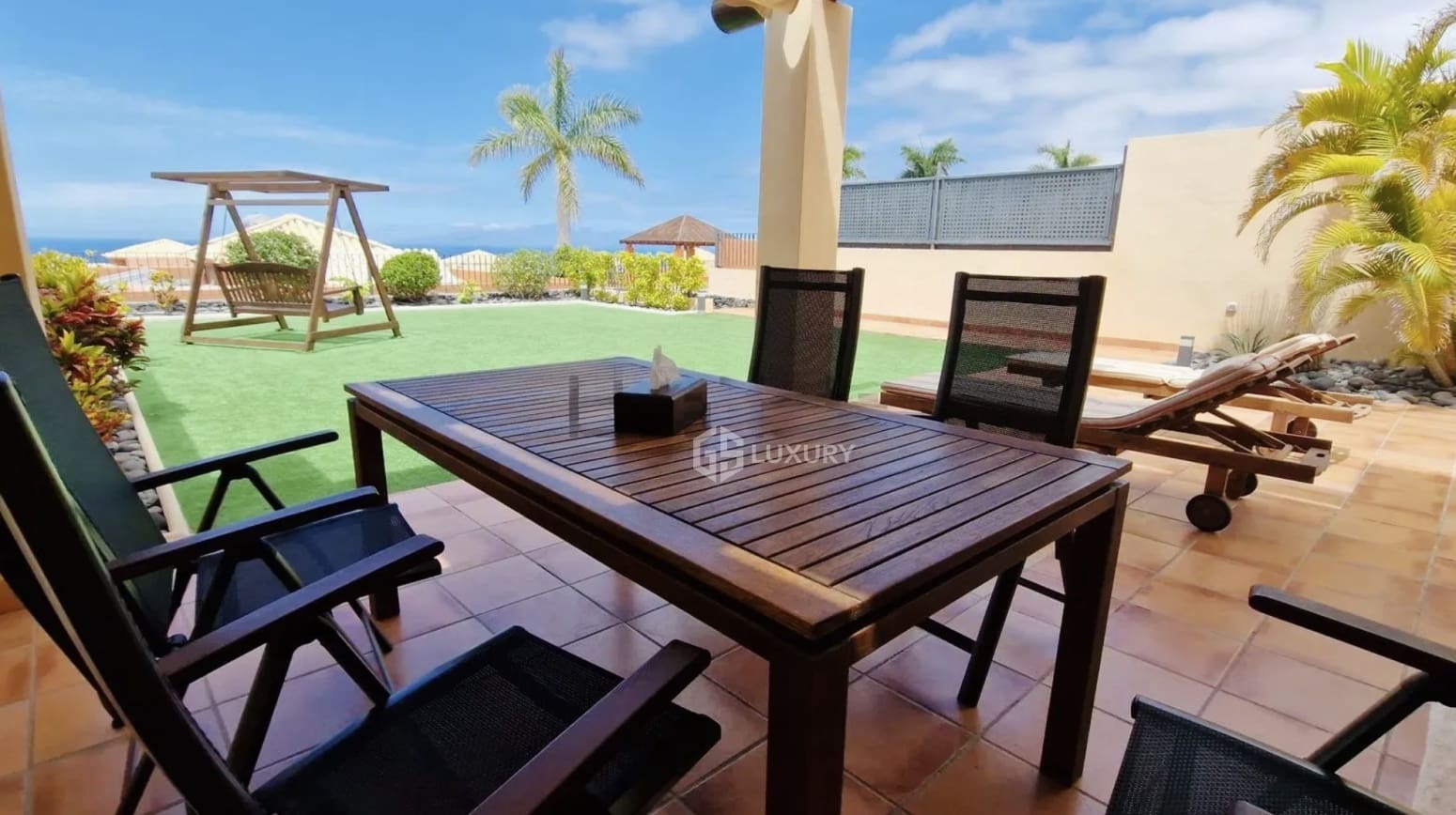 2 bedroom Villa for sale in Adeje with garage - € 1,280,000 (Ref: 9914903)