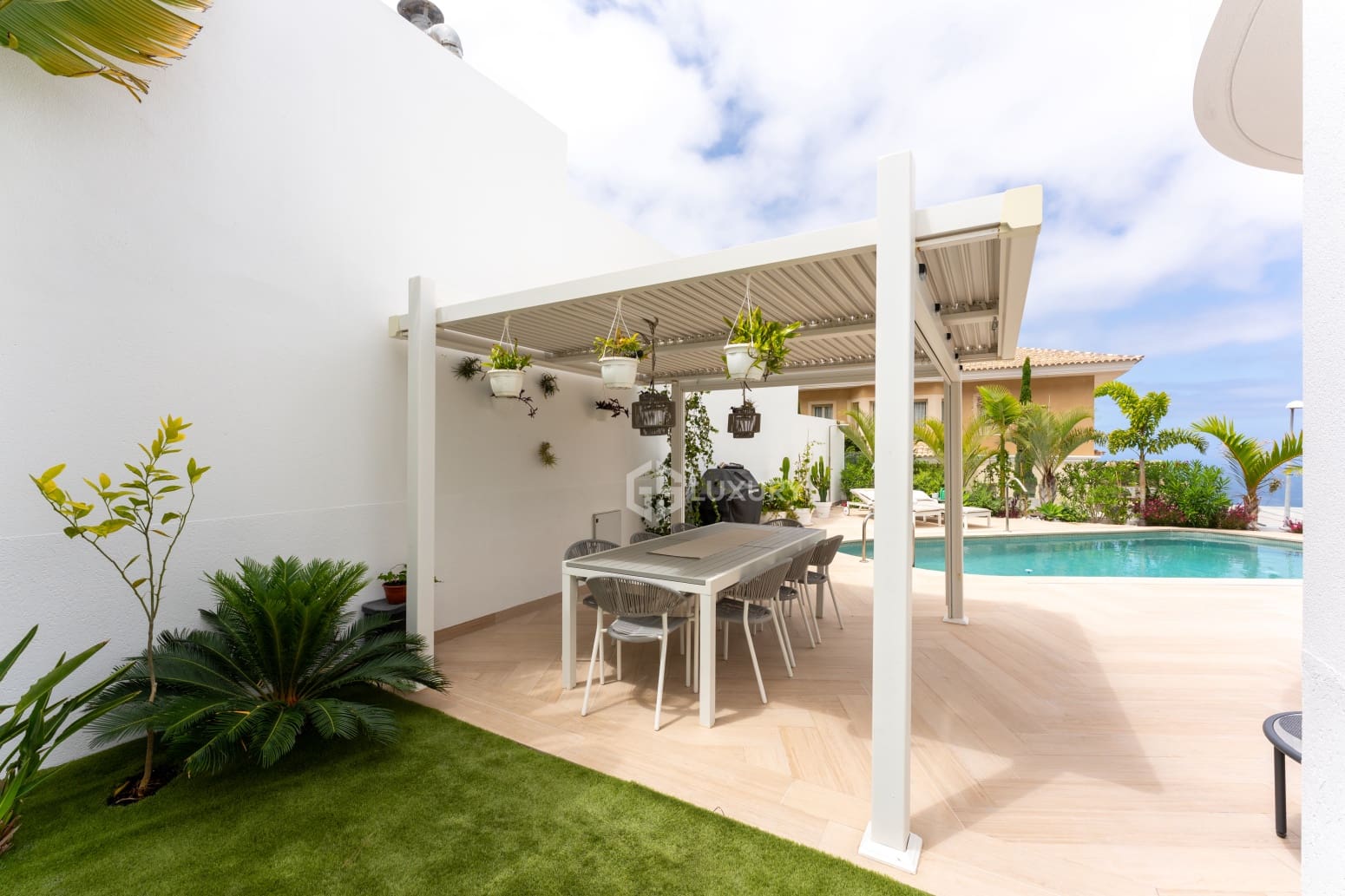 5 bedroom Villa for sale in Adeje with pool garage - € 1,990,000 (Ref: 9914904)