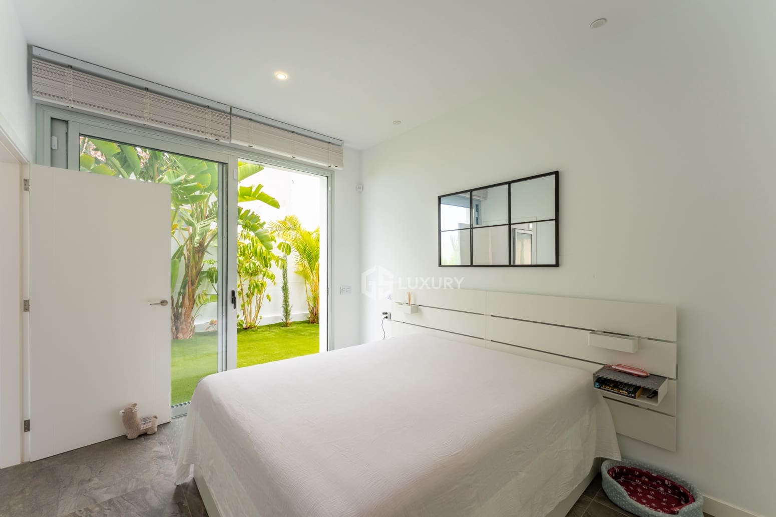 5 bedroom Villa for sale in Adeje with pool garage - € 1,990,000 (Ref: 9914904)
