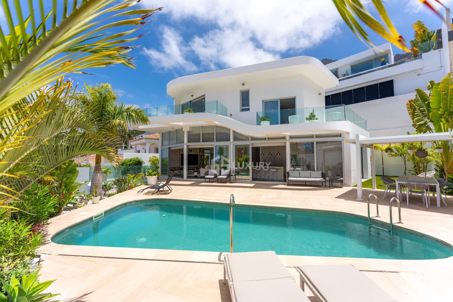 5 bedroom Villa for sale in Adeje with pool garage - € 1,990,000 (Ref: 9914904)