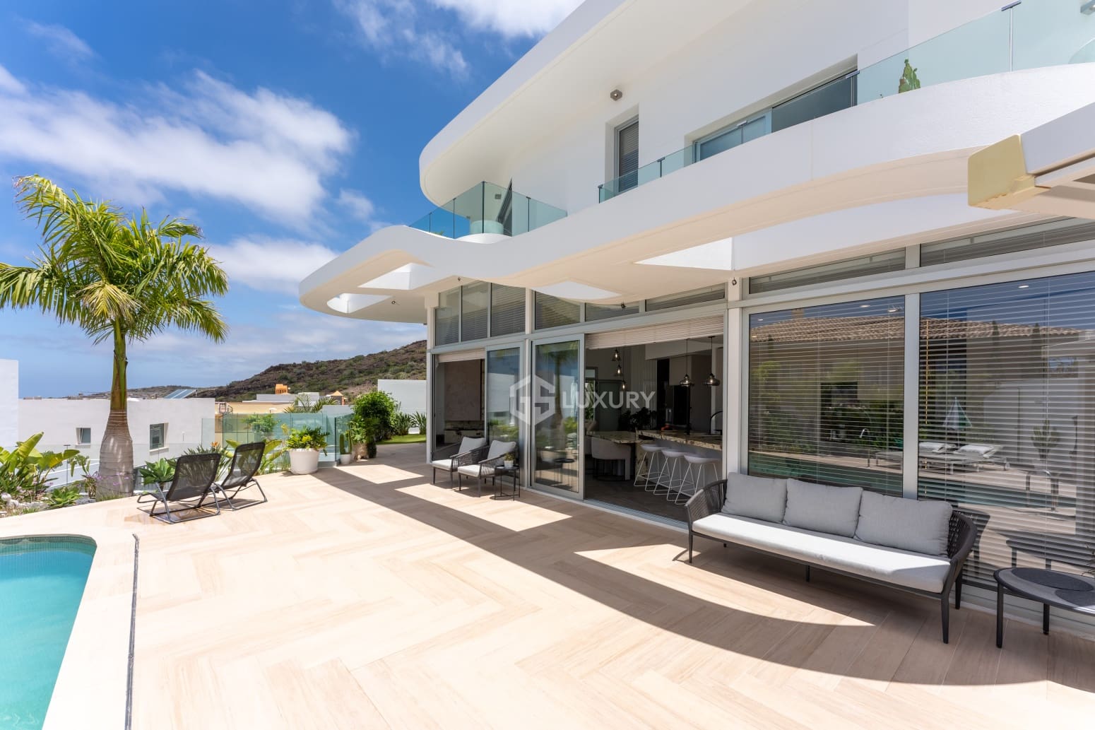 5 bedroom Villa for sale in Adeje with pool garage - € 1,990,000 (Ref: 9914904)